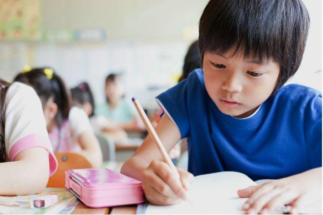Niño escribiendo