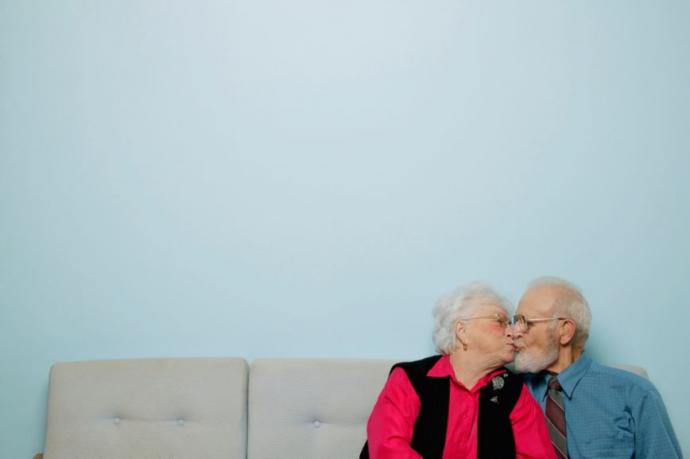 Pareja besándose